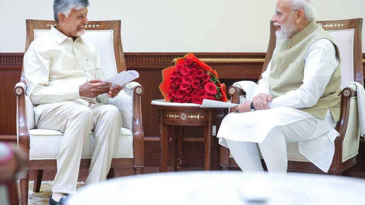 Cm Chandrababu: ప్రధాని మోదీని కలిసిన సీఎం చంద్రబాబు.. భోగాపురం ఎయిర్పోర్టు ప్రారంభోత్సవానికి రావాలని ఆహ్వానం