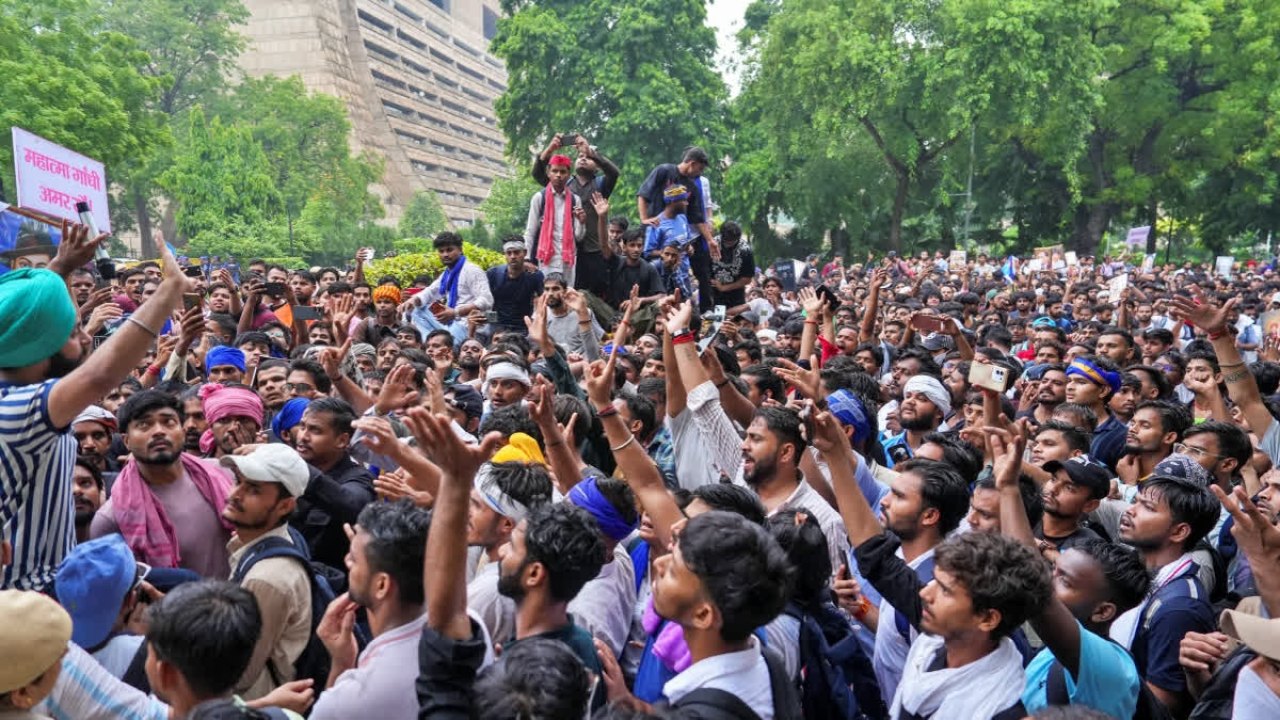 CJP :  పార్లమెంట్ మార్చ్ ఉద్రిక్తం.. ‘బొద్దింకల’పై లాఠీచార్జ్
