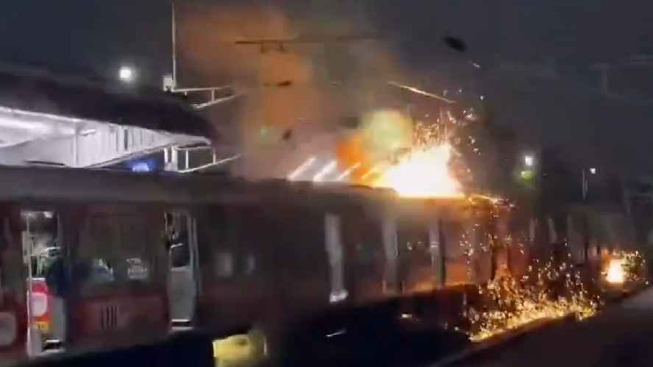 Kolkata Train Fire: బాబోయ్.. రైల్వేస్టేషన్లో మంటలు.. భయంతో ప్రయాణికుల పరుగులు