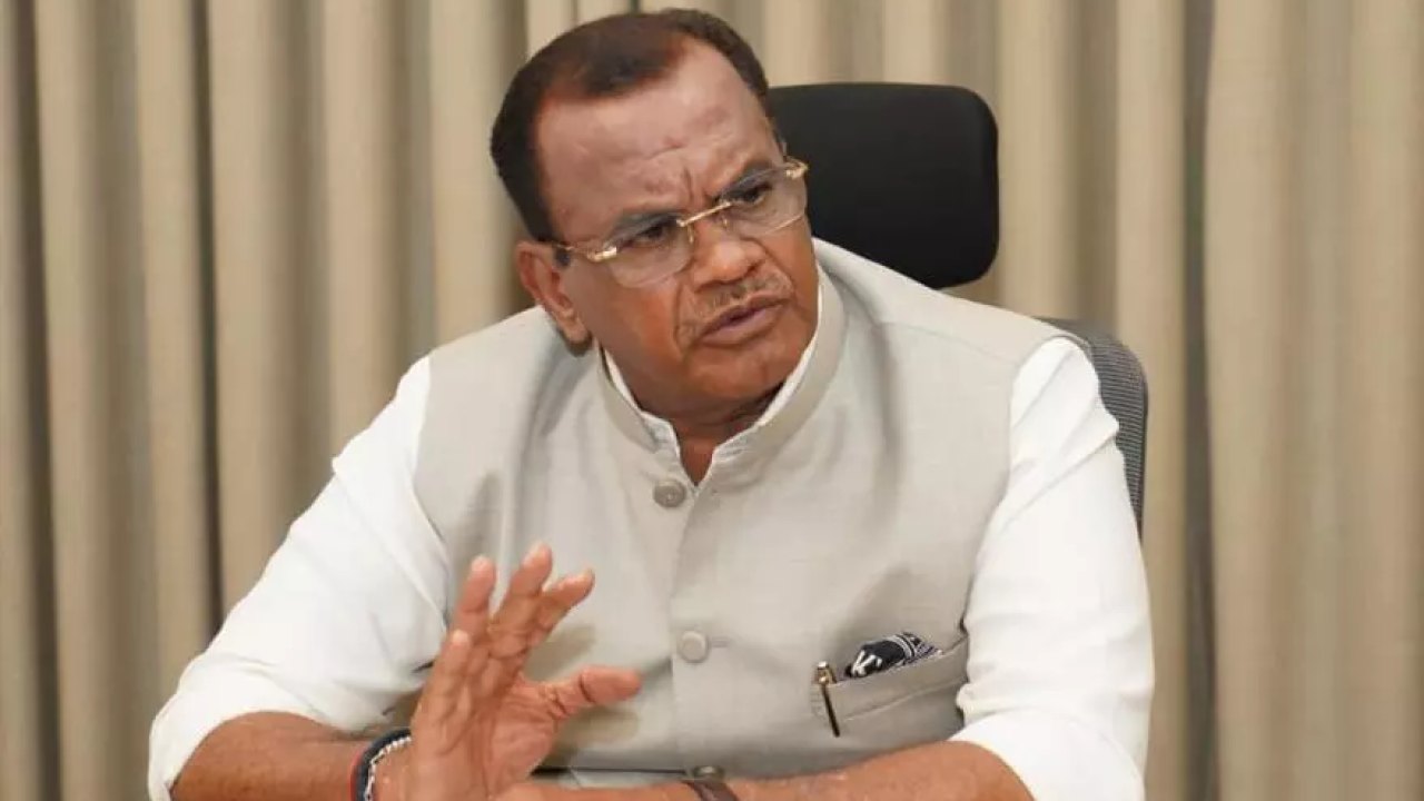 Komati Reddy : ఇందిరమ్మ చీరలు కట్టుకుని.. మంత్రి కోమటిరెడ్డికి షాకిచ్చిన మహిళలు