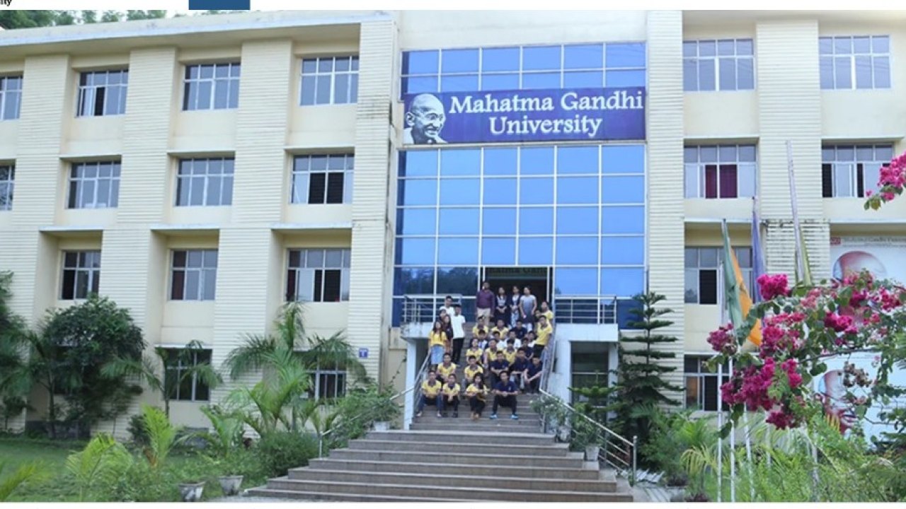 MG University : తాగడానికి నీళ్లివ్వండి.. అర్ధరాత్రి స్టూడెంట్స్ ఆందోళన!