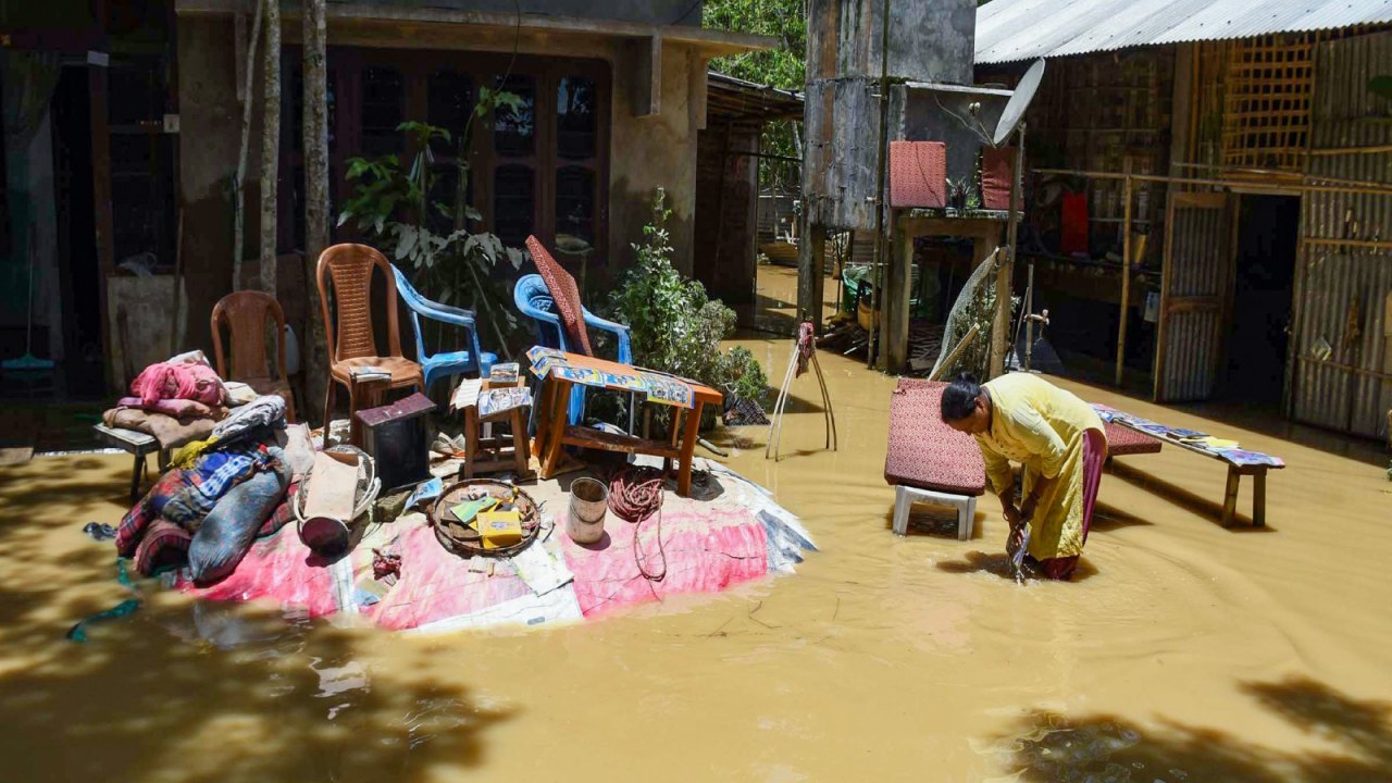 Floods : అస్సాంలో కుండపోత వర్షాలు.. ఒక్కరోజే 21 మంది మృతి