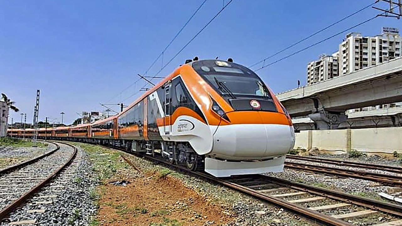 Vijayawada: ఏపీ ప్రయాణికులకు గుడ్న్యూస్!.. త్వరలో పట్టాలెక్కనున్న వందేభారత్ స్లీపర్!