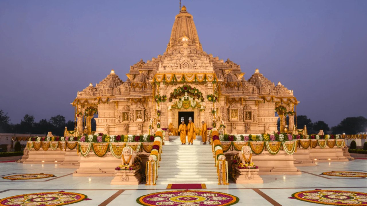 Ayodya : విరాళాల చోరీ డబ్బుతో వడ్డీ వ్యాపారం.. ఇంట్లో డబ్బుల కట్టలు, బంగారం!