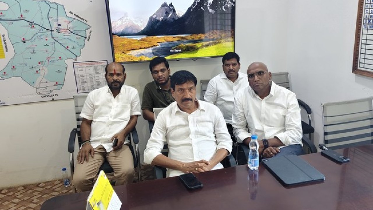 Breaking : ఆరుగురి హత్య కేసు.. మాజీ మంత్రులు అరెస్టు, అడ్డగింతలు!