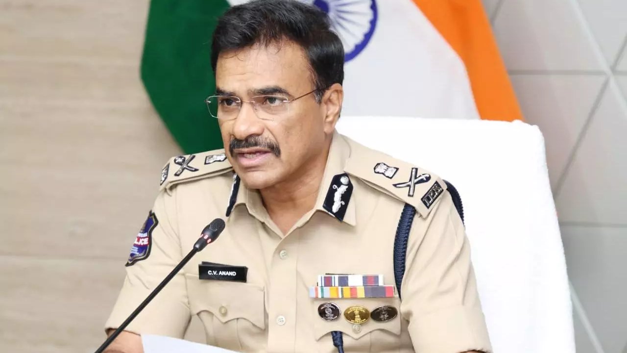 పోలీస్ అధికారులకు డీజీపీ సీవీ ఆనంద్ స్ట్రాంగ్ వార్నింగ్!..