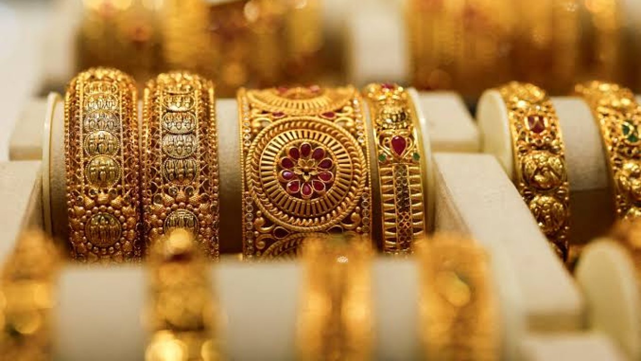 Gold price: స్వల్పంగా దిగొచ్చిన బంగారం, వెండి ధరలు!
