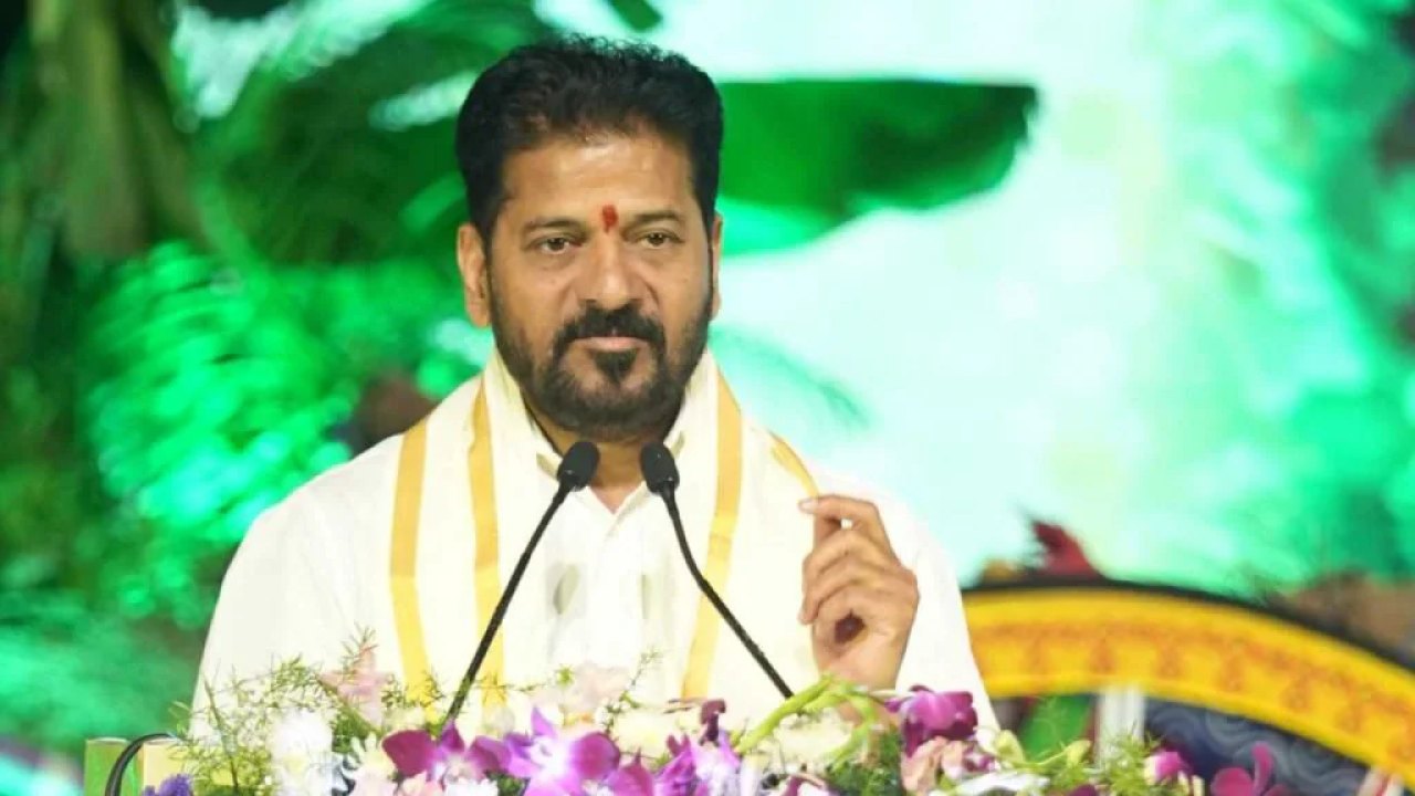 దొంగ సర్వేలతో ప్రజలను మోసం చేయలేరు.. ఖమ్మం సభలో కేసీఆర్పై రేవంత్ ఫైర్!.