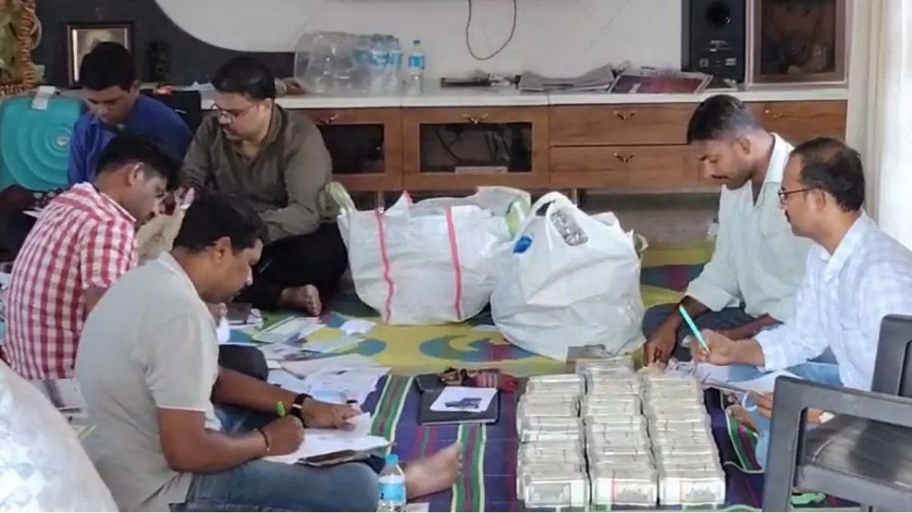 Hyderabad: తెలంగాణలో రెడ్కో అధికారి ఇంట్లో ఏసీబీ తనిఖీలు.. భారీగా నగదు, ఆస్తి పత్రాలు స్వాధీనం!