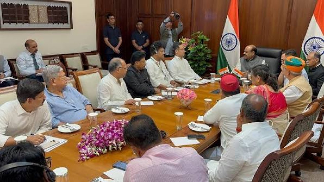 Breaking news : పార్లమెంట్ సెషన్స్.. కేంద్రానికి షాకిచ్చిన ప్రతిపక్షాలు