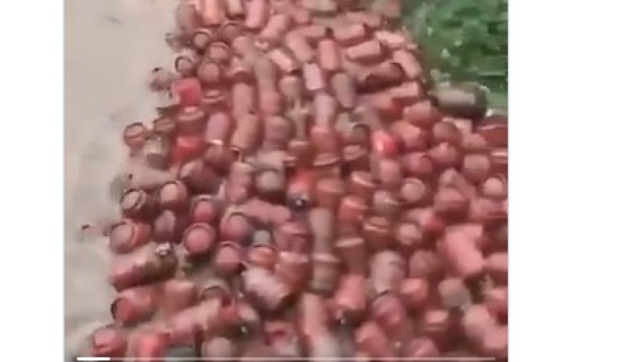 Viral :  కుండపోత వర్షం.. కొట్టుకొచ్చిన 3 వేల గ్యాస్ సిలిండర్లు!