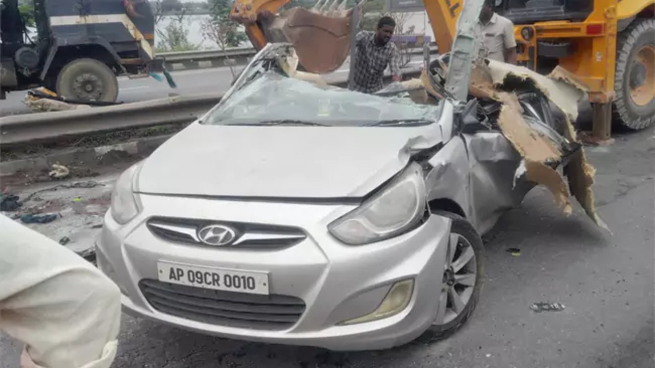 Accident : నల్లగొండలో ఘోర ప్రమాదం.. నలుగురు దుర్మరణం