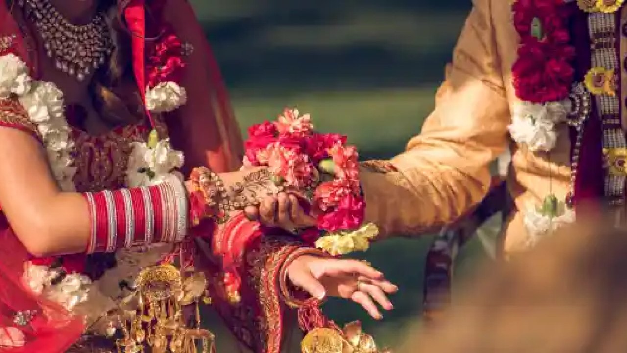 Viral : కొత్తగా పెళ్లి.. షేవింగ్ చేసుకుంటూ దొరికిపోయిన వధువు!
