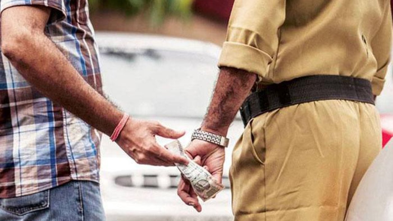 Telangana: తెలంగాణ బోర్డర్లో అక్రమ వసూళ్ల దందా?? వైరల్ వీడియో..