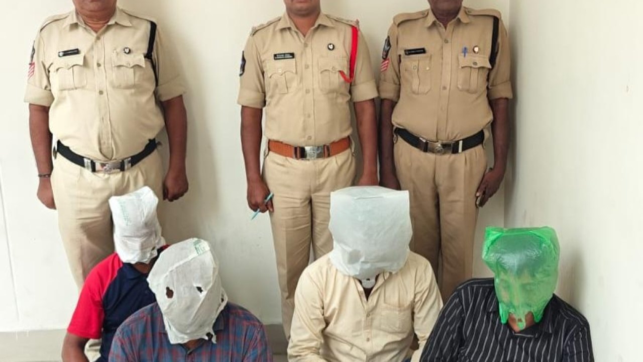 తిరుమలలో నకిలీ ఆధార్ కార్డుల దందా!