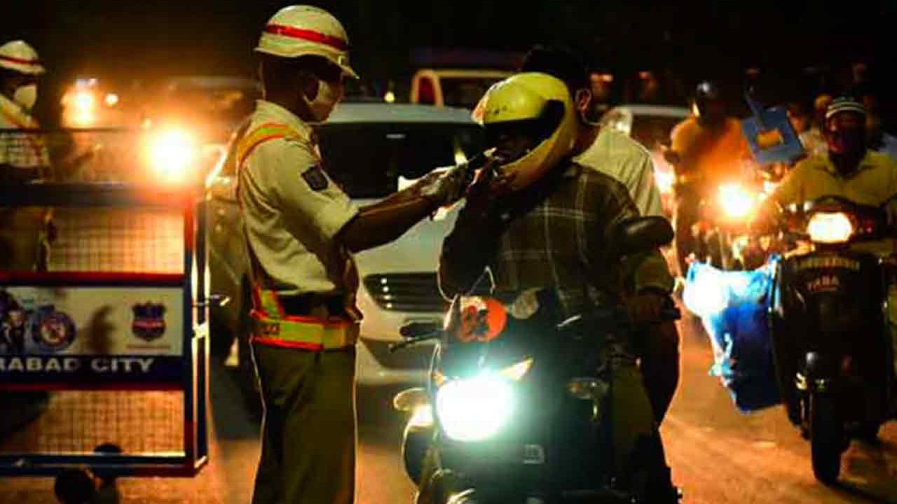 Karimnagar: ప్రభుత్వ ఉద్యోగుల లీలలు.. ట్రాఫిక్ విభాగంలో అక్రమాలు!..