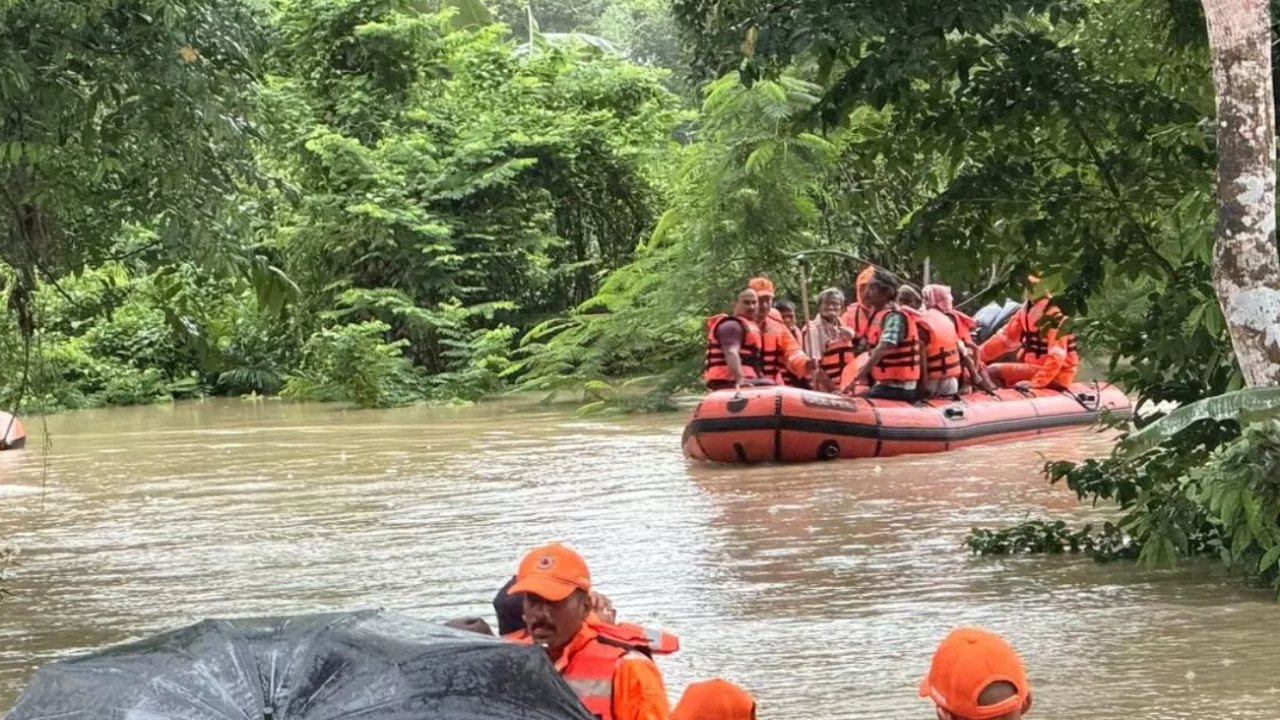 Massive floods: అస్సాంలో ఎడతెరిపి లేని వర్షాలు.. వరదలతో 10 మంది మృతి