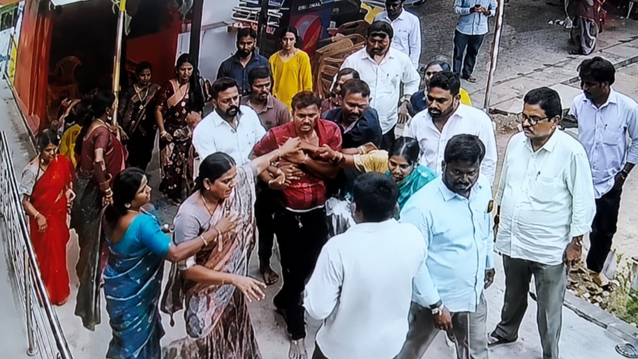 FamilyDisputes: పెళ్లి మండపంలో ఉద్రిక్తత.. ఫ్యామిలీతో కలిసి భర్తపై దాడి!