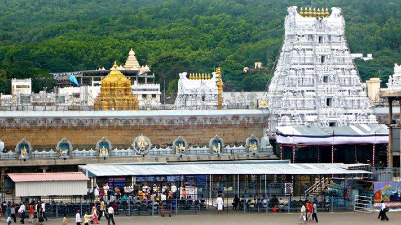 Tirumala: గోవింద నామస్మరణతో కిక్కిరిసిన తిరుమల.. దర్శనానికి ఎంత సమయం పడుతుందంటే?