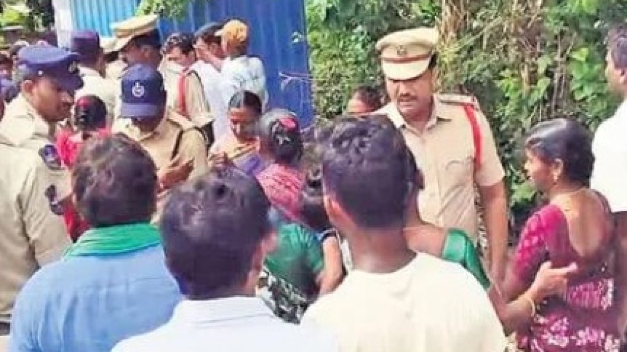 TG : డిప్యూటీ సీఎం భట్టికి నిరసన సెగ.. కాన్వాయ్ అడ్డుకున్న మహిళలు!