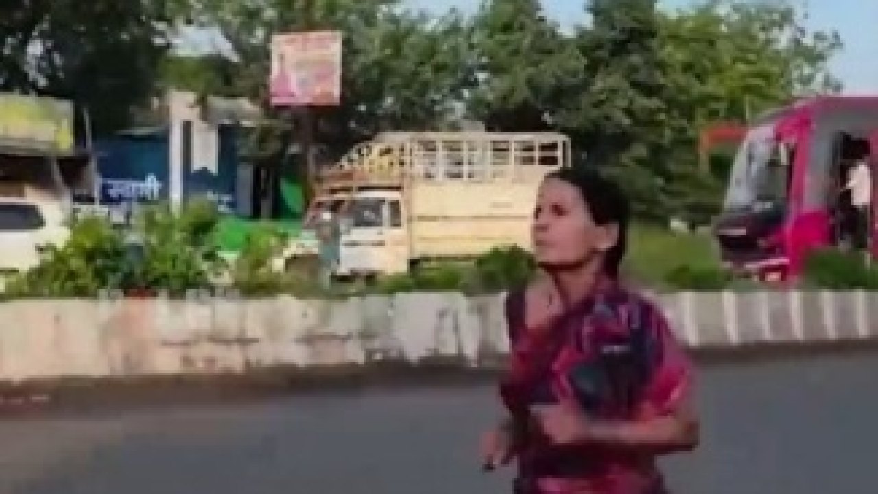 viral : కూతురి చదువు కోసం ఓ తల్లి సాహసం.. చెప్పులు చేతబట్టుకుని!