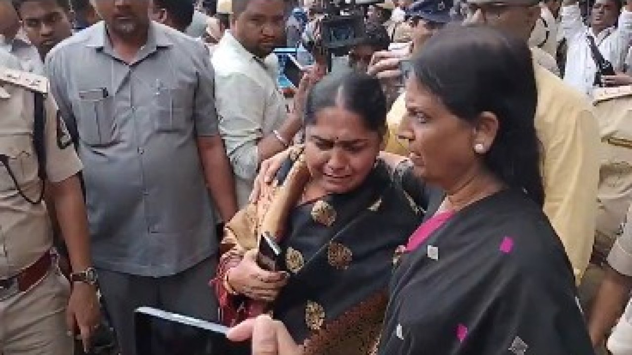 BRS : అసెంబ్లీ వద్ద తీవ్ర ఉద్రిక్తత..ఎమ్మెల్యే సునీతా లక్ష్మారెడ్డి చీర లాగిన పోలీసులు