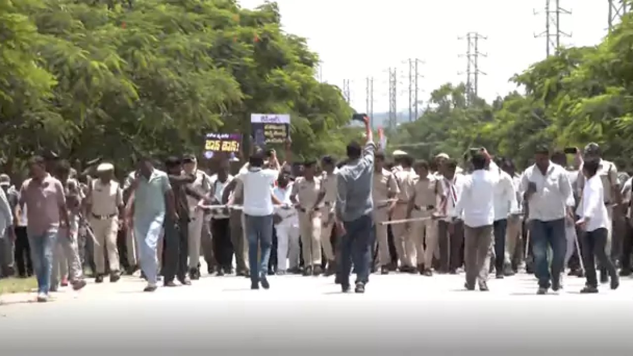 TG : ఎర్రవల్లిలో హైటెన్షన్.. కేసీఆర్ ఫామ్హౌపు కాంగ్రెస్ శ్రేణుల దూస్ వైకుడు!