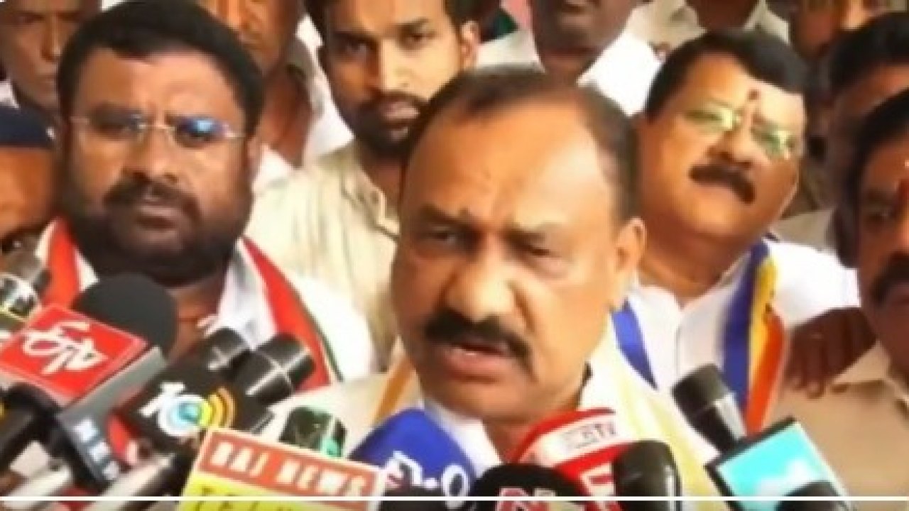 Congress : కేసీఆర్‌కు చెడు జరగాలని కుటుంబసభ్యులే కోరుకుంటున్నారు : టీపీసీసీ చీఫ్