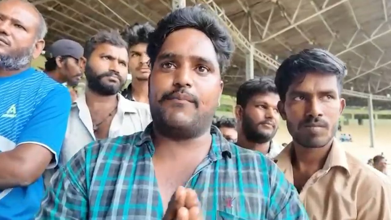 ఎల్బీ స్టేడియంలో జీహెచ్ఎంసీ కార్మికుల బంధీ.. తిండి, నీళ్లు లేక బాధితుల ఆవేదన!