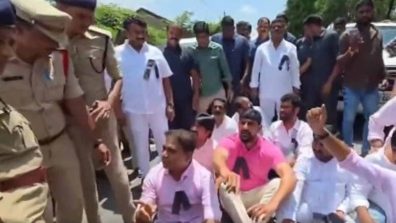 BRS : కాలినడకన ఎర్రవల్లికి కేటీఆర్, హరీశ్ రావు.. అరెస్టు!
