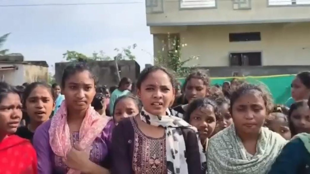మంత్రి ఇలాకాలో దారుణ దుస్థితి.. నీళ్లు లేవని అడిగినందుకు విద్యార్థినులను కొట్టిన ప్రిన్సిపాల్!