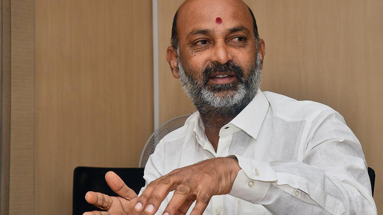 Bandi Sanjay : బెనిఫిట్స్ కోసం టీచర్లను ఇబ్బంది పెట్టడం సరికాదు : బండిసంజయ్