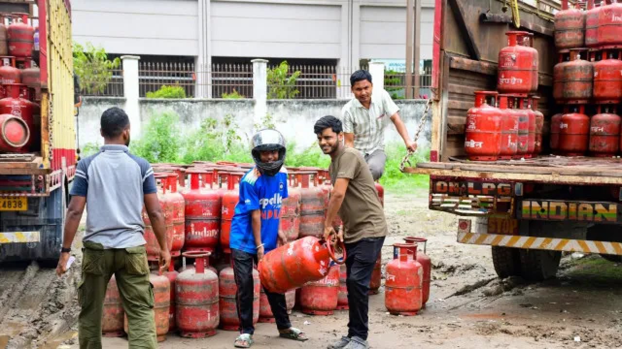 Gas booking: గ్యాస్ వినియోగదారులకు కేంద్రం గుడ్‌న్యూస్.. రీఫిల్ బుకింగ్‌లో కీలక మార్పులు!..