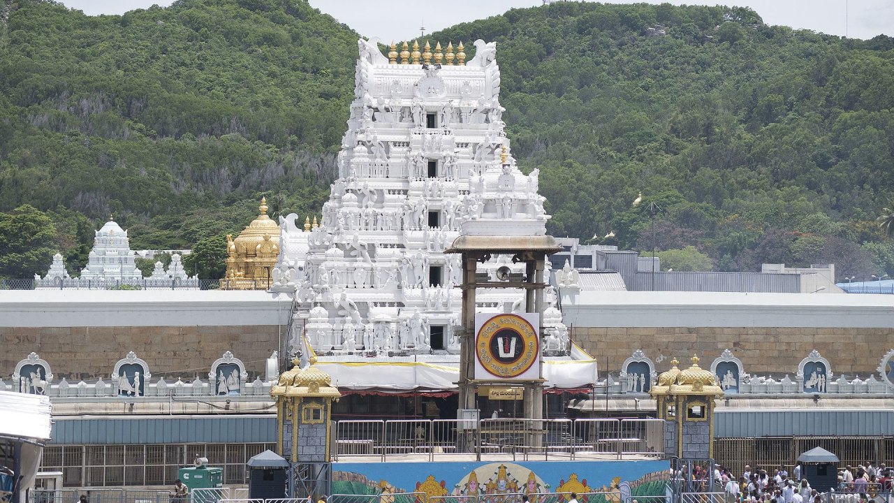 Tirumala: యాత్రికులతో కిక్కిరిసిన శేషాచలం.. స్వామి వారి దర్శనానికి ఎన్ని గంటలు అంటే?