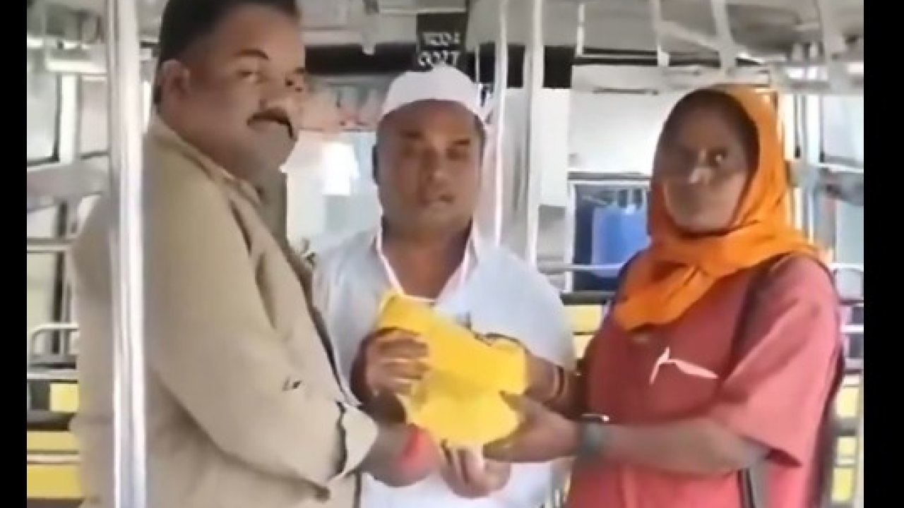 Viral : రూ.3 లక్షలు మర్చిపోయిన ప్యాసింజర్.. నిజాయితీ చాటిన కండక్టర్ (వీడియో)