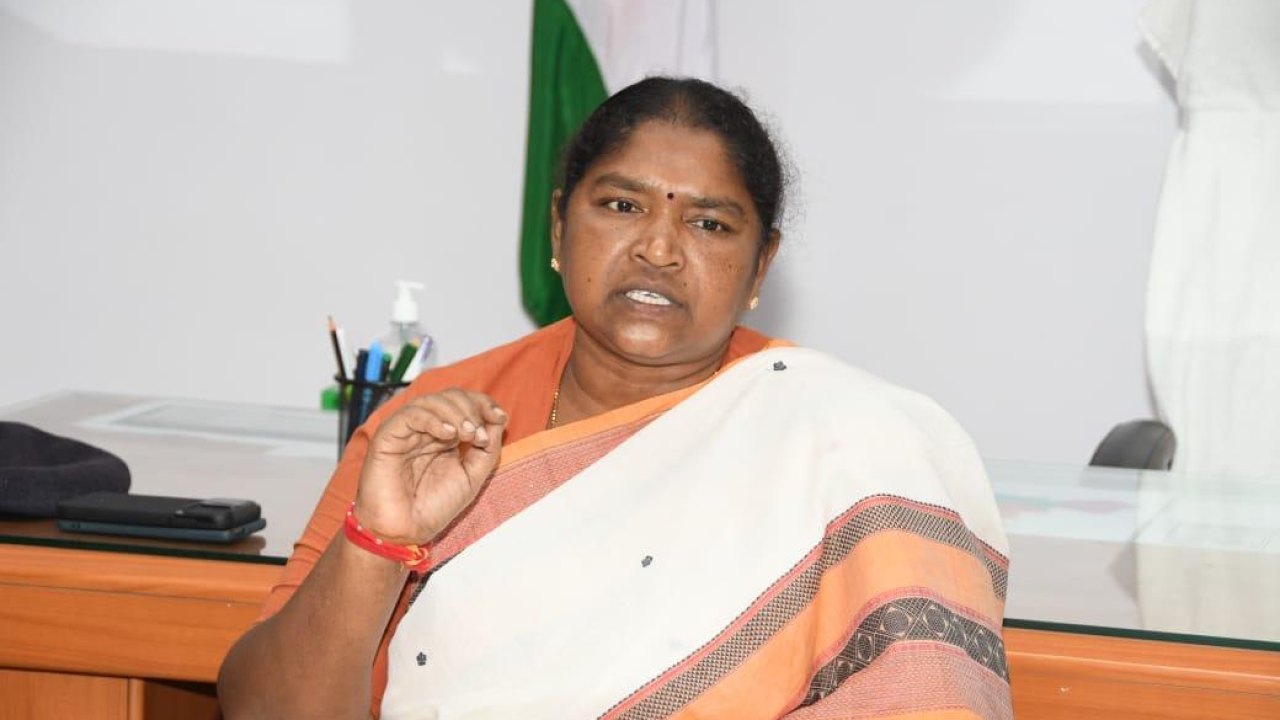Congress : కొండా సురేఖకు మంత్రి సీతక్క కౌంటర్