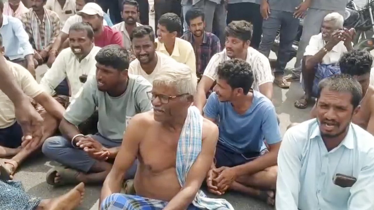 24 గంటల కరెంట్ ఏదీ?.. రేవంత్ రెడ్డి స్వగ్రామంలో రైతుల మెరుపు ధర్నా..!