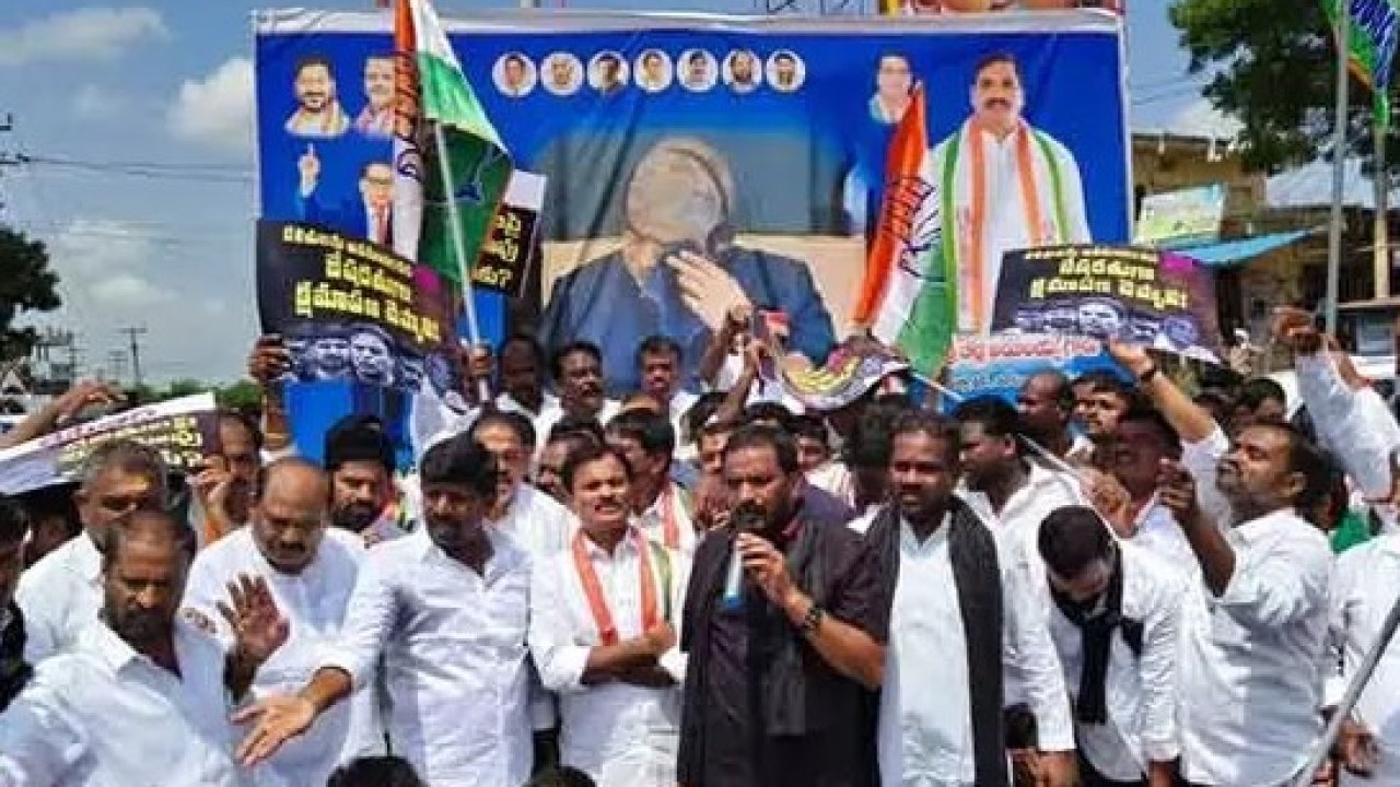 Congress : దళితులను 125 అడుగుల లోతుకు తొక్కేందుకు కేసీఆర్ కుట్ర  : ప్రభుత్వ విప్ బీర్ల ఐలయ్య