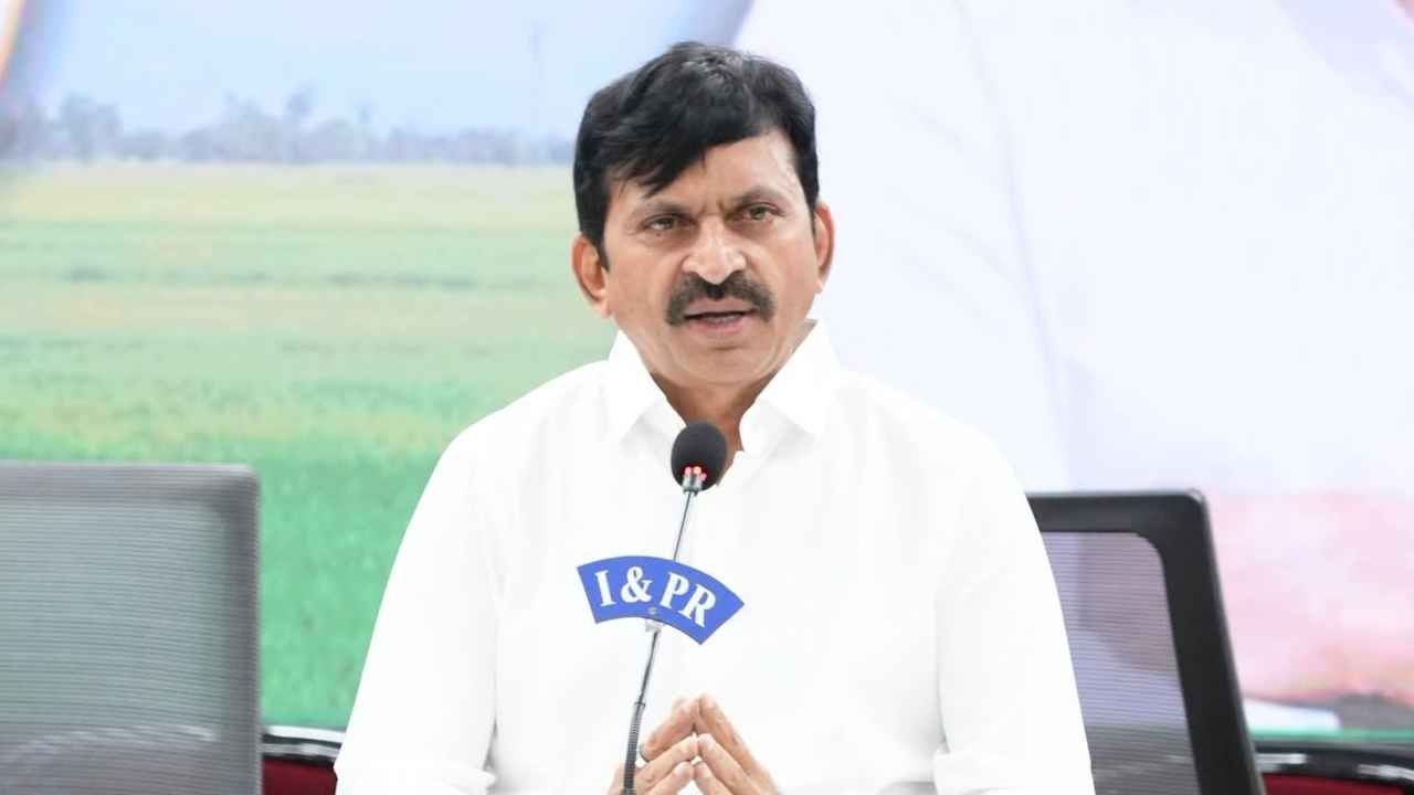 Ponguleti Srinivas Reddy: మీ వైఖరి మారాలి, లేదంటే మీ పదవులు మారతాయి- రెవెన్యూ శాఖ అధికారులకు మంత్రి పొంగులేటి వార్నింగ్