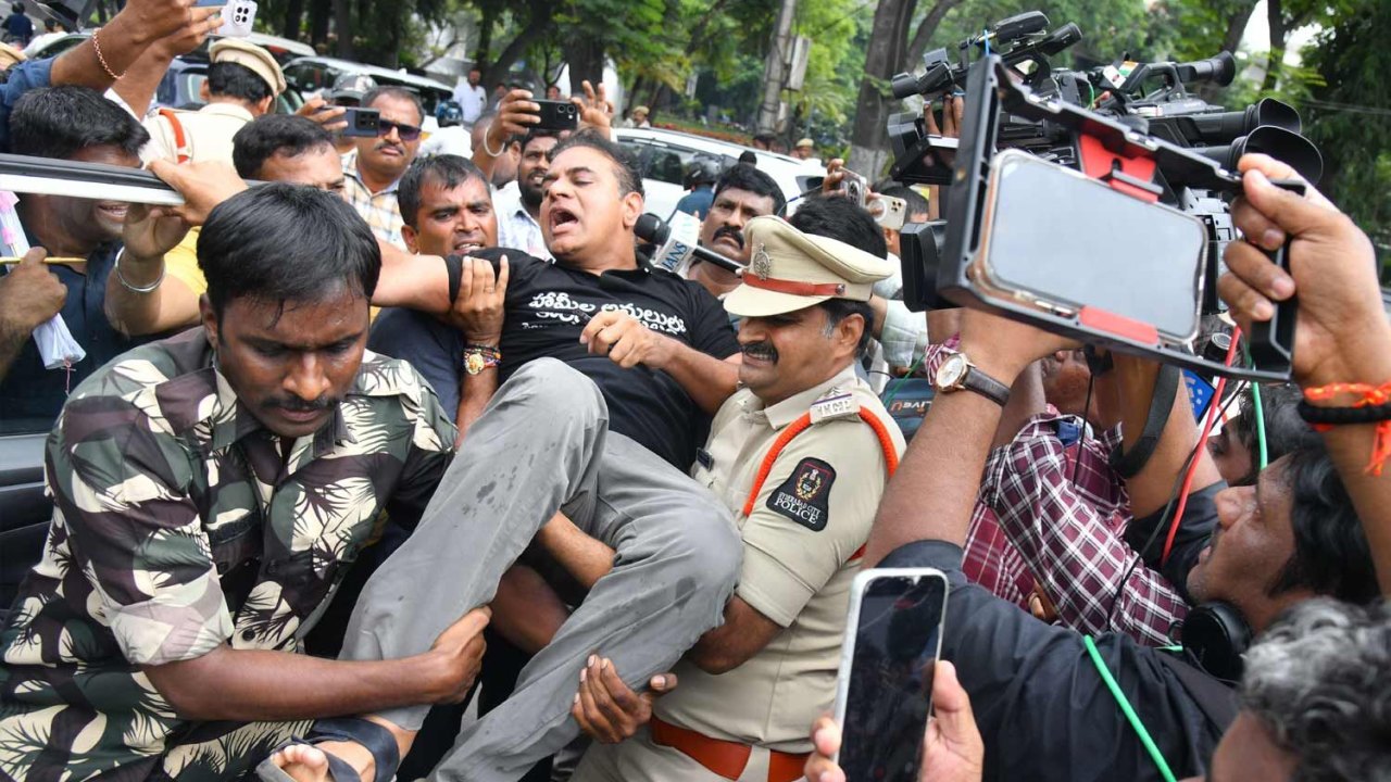 BRS : కేటీఆర్‌‌కు దెబ్బ మీద దెబ్బ.. పీఆర్వో, పీఏ మీద కేసు