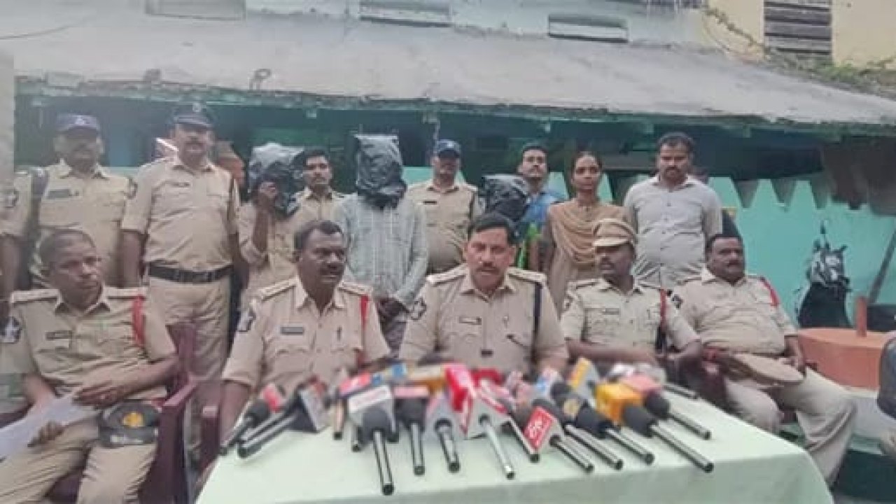 Crime : వ్యక్తి దారుణ హత్య.. చిక్కుముడి విప్పిన మద్యం బాటిల్ మూత