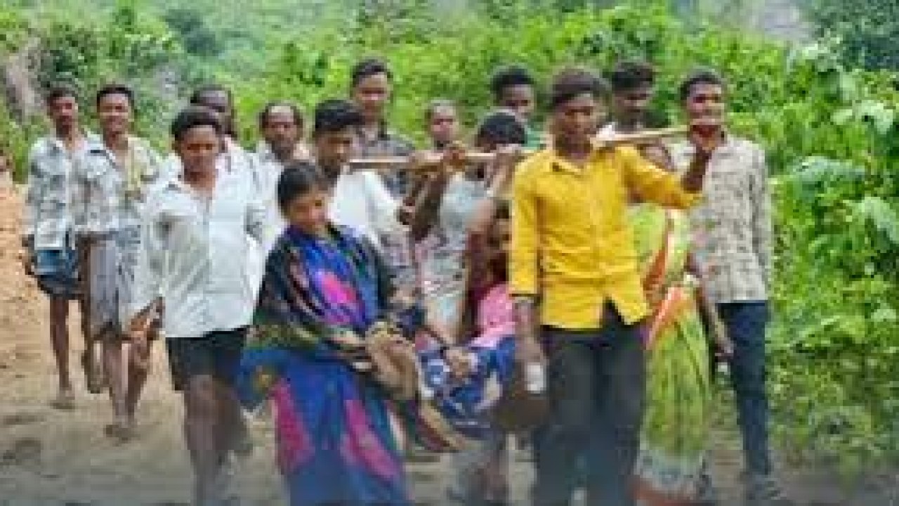 Odisha: ఏజెన్సీలో ఆగని గిరిజనుల అవస్థలు.. ప్రాణాల కోసం తప్పని పరుగులు!!..