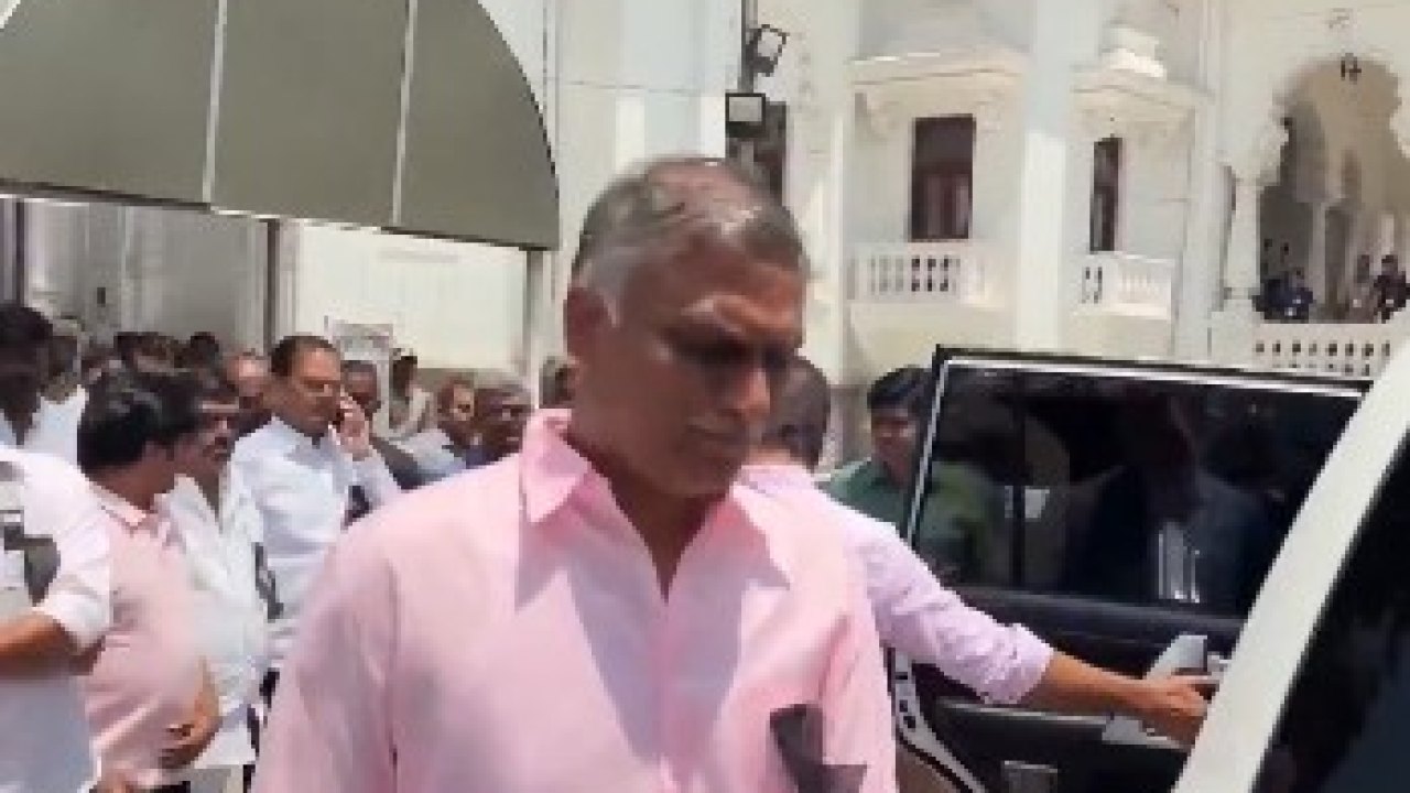 BRS : కేసీఆర్ ఇంటికి హుటాహుటిన కేటీఆర్, హరీశ్ రావు.. ఏం జరిగింది?