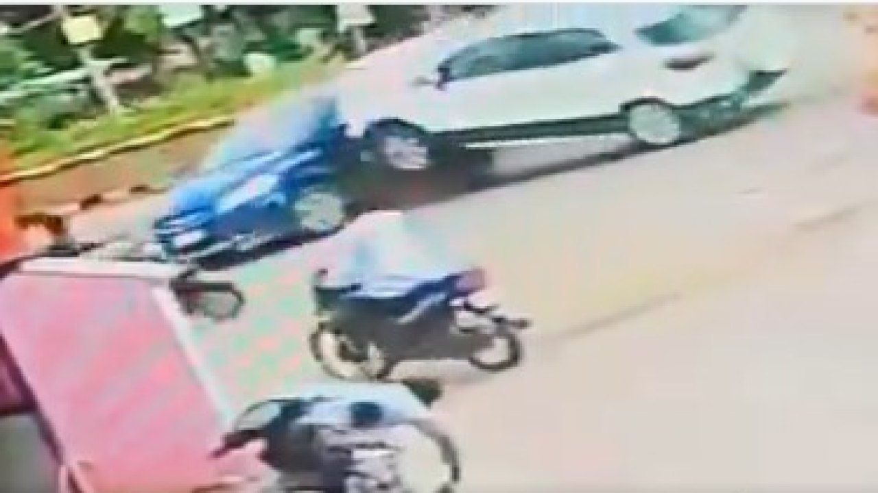Crime : మైనర్ డ్రైవింగ్.. రెండు కార్ల మధ్య ఇరుకున్న స్కూటీ..!