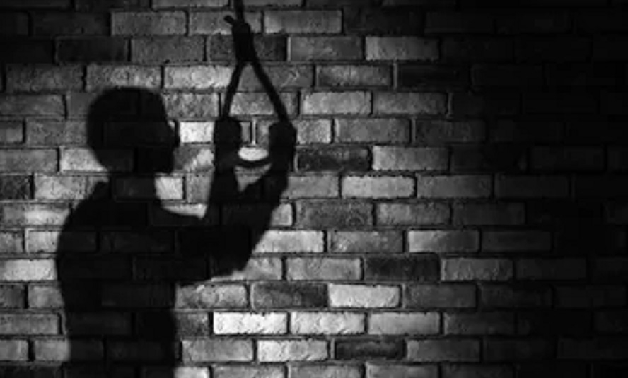 Suicide: విశాఖలో కలకలం.. ఒకే కుటుంబంలో నలుగురు బలవన్మరణం!..