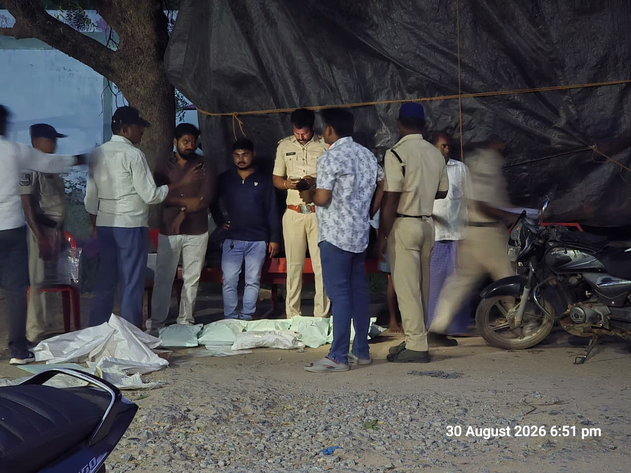 Gadwal: మార్కెట్ యార్డులోనే మత్తు దందా!..