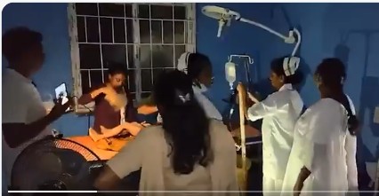 AP : ఆస్పత్రిలో నో కరెంట్.. మొబైల్ టార్చ్ వెలుగులో బాలుడికి వైద్యం