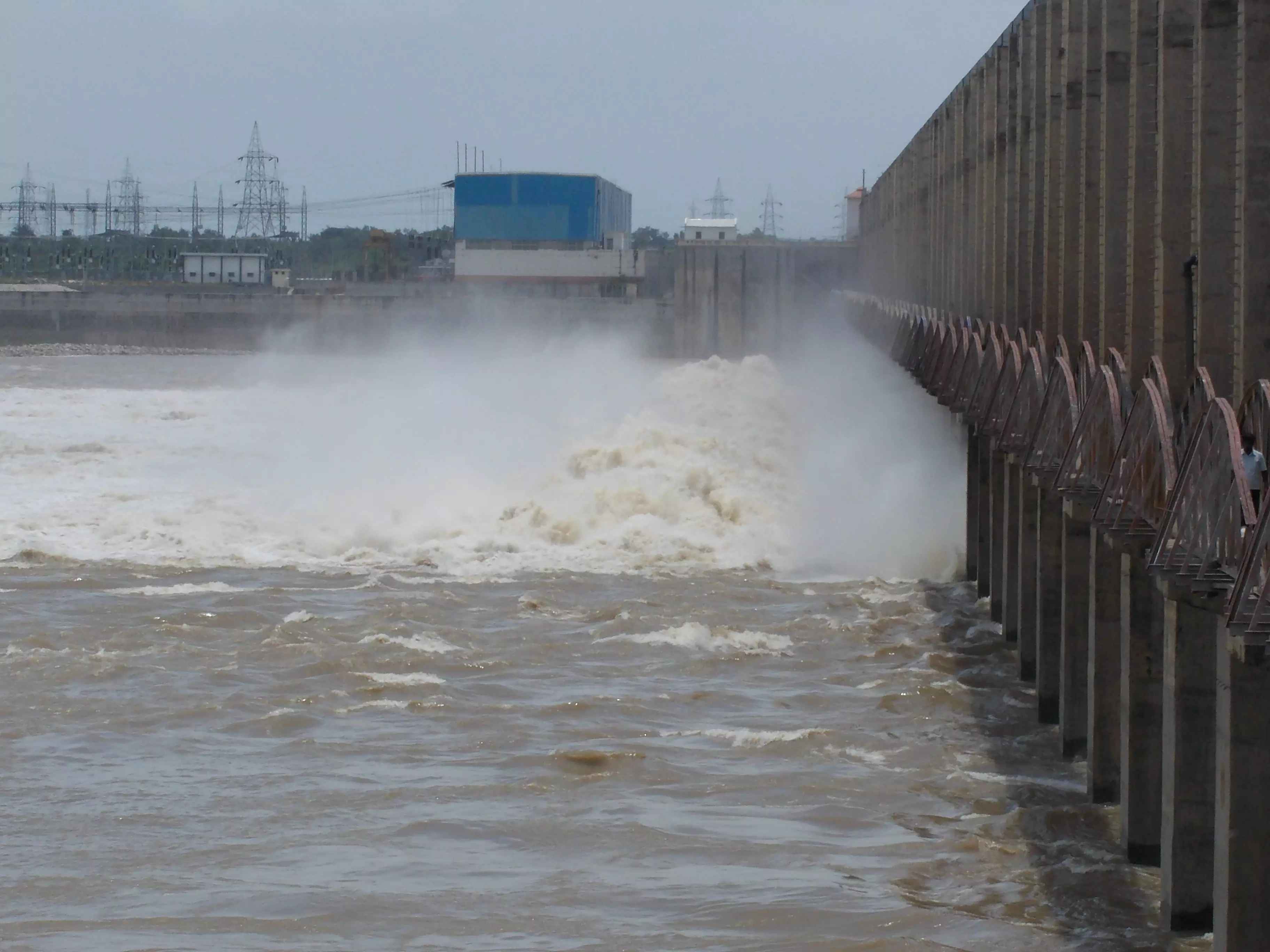 Krishna Basin: కృష్ణా బేసిన్‌లో పెరుగుతున్న వరద ప్రవాహం.. జూరాల, శ్రీశైలం ప్రాజెక్టులకు భారీగా నీరు