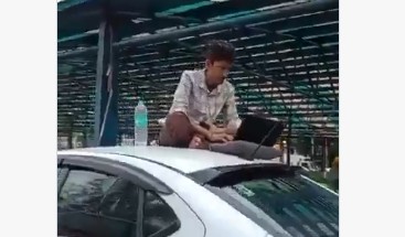 Delhi : కారు రూఫ్ మీదకు ఎక్కి ‘టెకీ’ వర్క్.. వీడియో వైరల్
