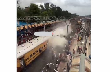 Train : రైలు బ్రేకులు జామ్.. జనాలను పరిగెత్తించిన ‘పొగ’